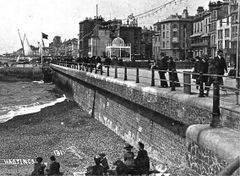 Caroline-Parade-and-Beach.-1904.-Watching-the-tide-come-in